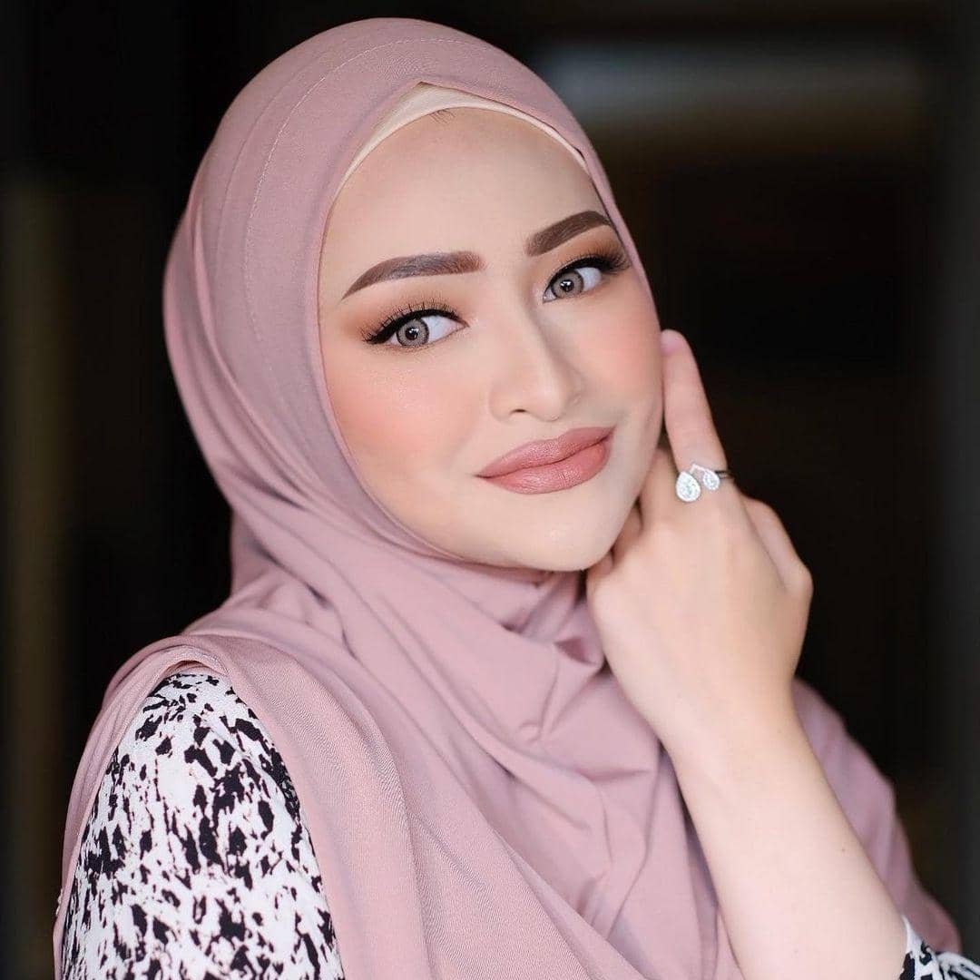 instagram.com/nathalieholscher