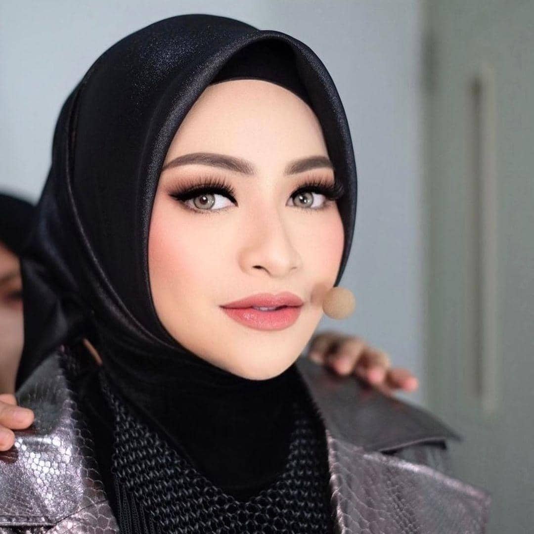 instagram.com/nathalieholscher