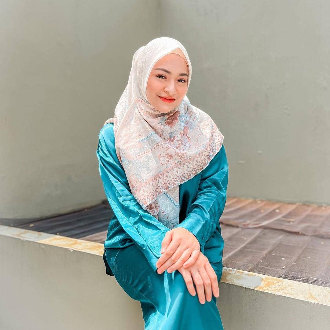 instagram.com/nathalieholscher