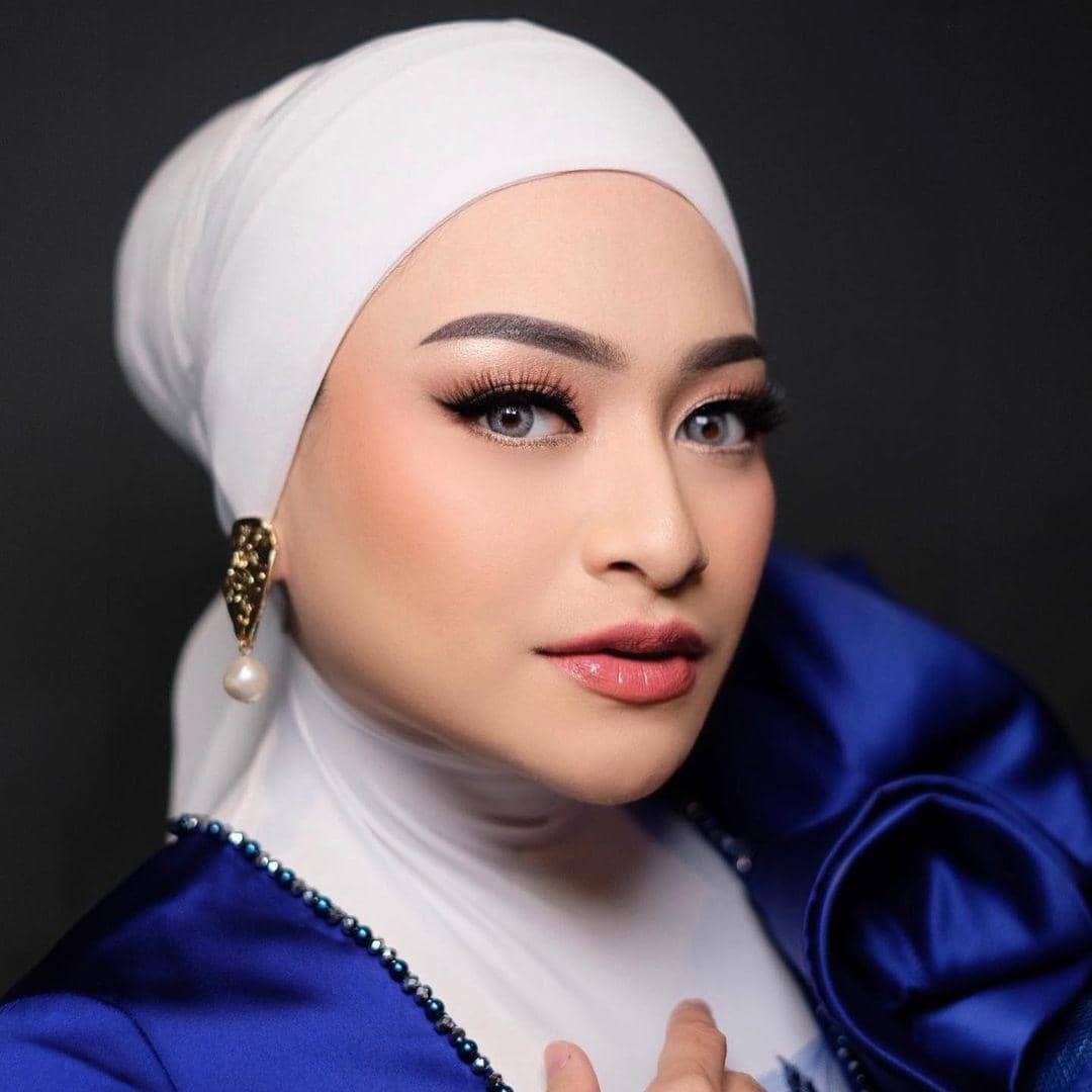 instagram.com/nathalieholscher