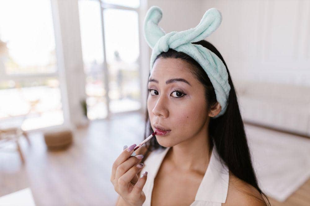 ilustrasi memakai lip tint (pexels.com/RODNAE Productions)