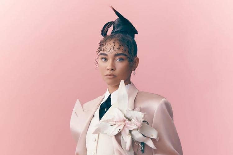 Potret Menawan Bailey Bass dengan Rambut Keritingnya