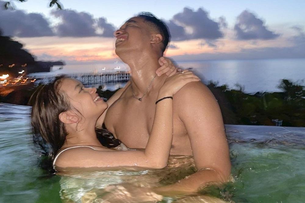 Tuai Kritik, Potret Artis Kelewat Mesra Berenang Sama Pacar | POPBELA.com