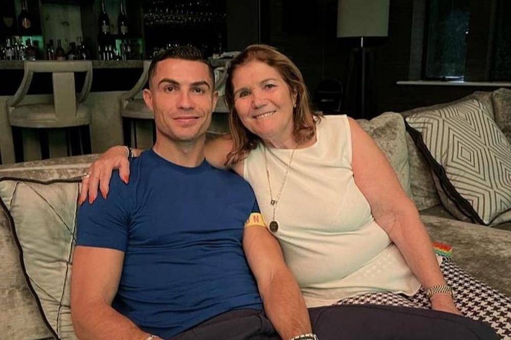 9 Momen Hangat Pesepak Bola dengan Ibunya, Sukses Berkat Doa Sang Mama