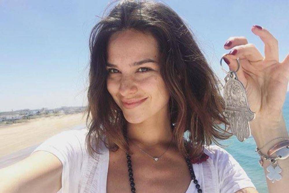 Song Joong Ki & 4 Lelaki Ini Sempat Dekat dengan Katy Louise Saunders