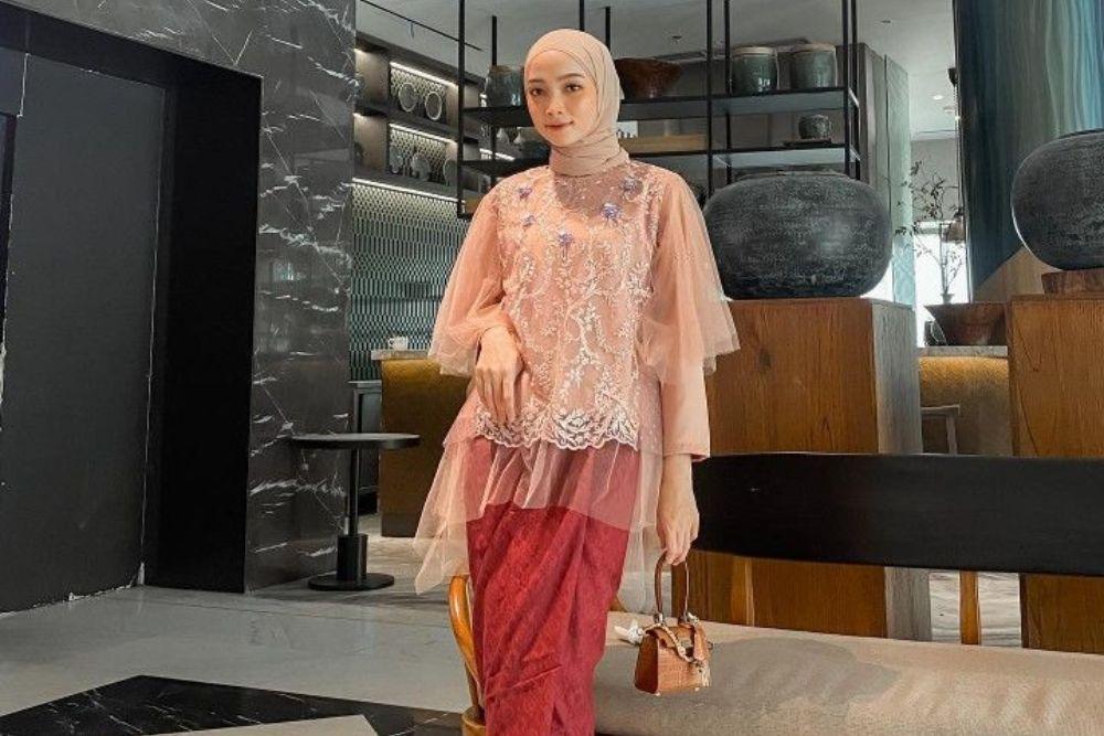 10 Model Atasan Brokat Simple Elegan, Cocok untuk Pesta