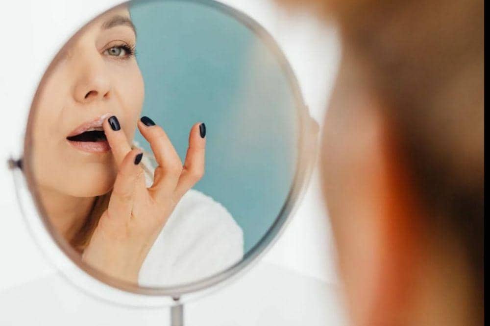 ilustrasi perempuan yang memakai lip mask (pexels.com/Karolina Grabowska)