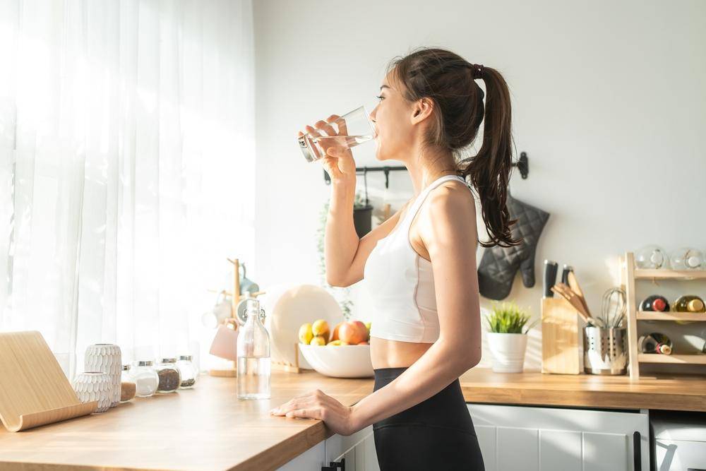 Rajin minum air putih (Shutterstock/Hananeko_Studio)