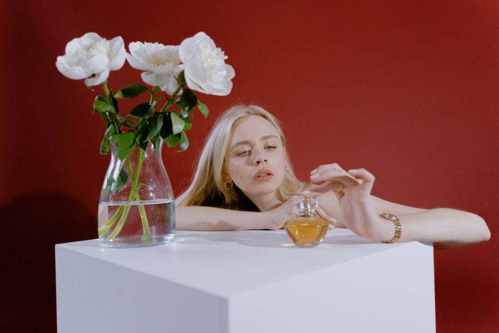 ilustrasi memakai parfum wangi animalic