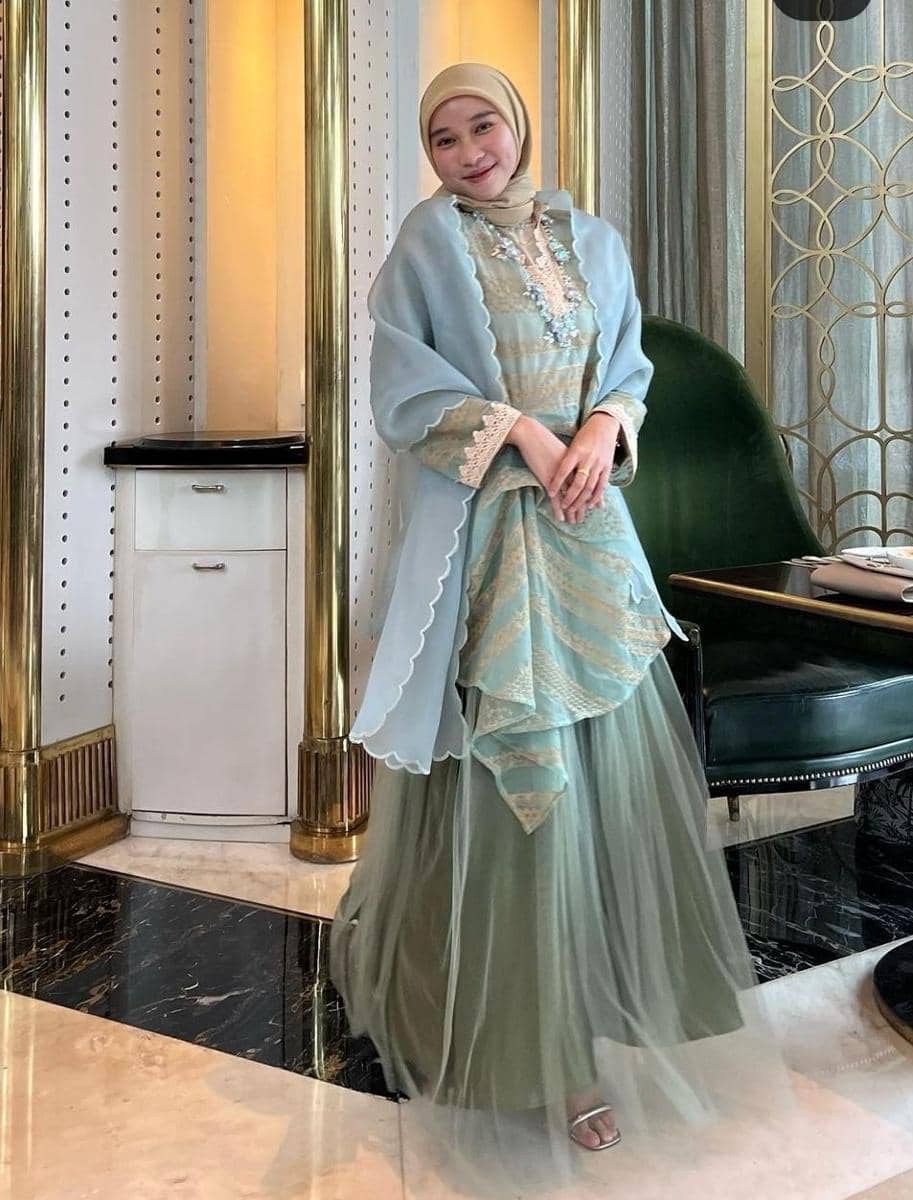 Dress kondangan glamor (instagram.com/nasariastri)