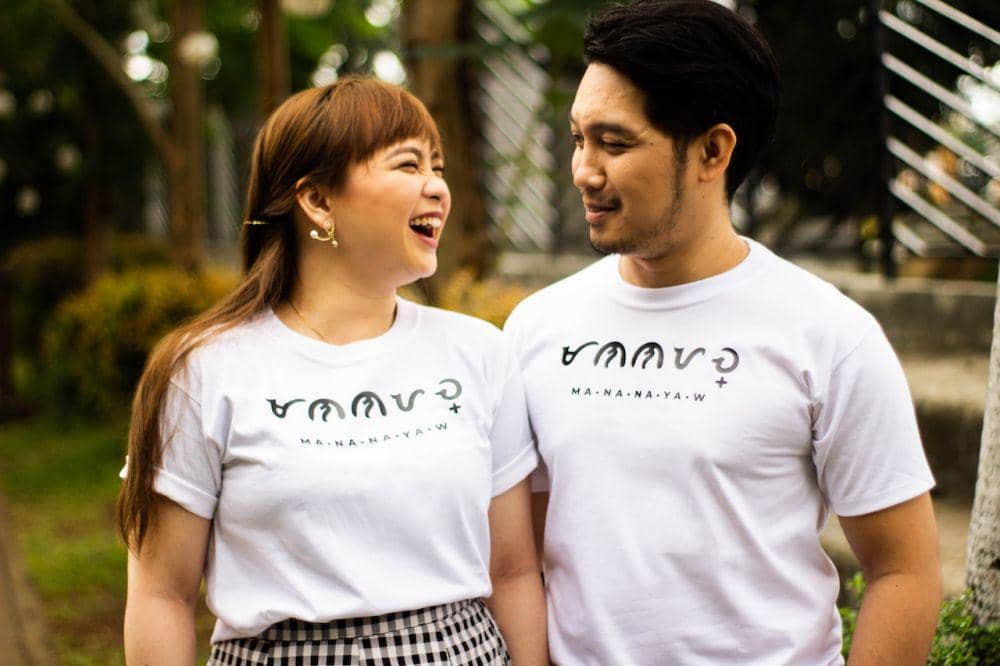 ilustrasi pasangan dalam balutan couple dress (pexels.com/Aimril Herrera)