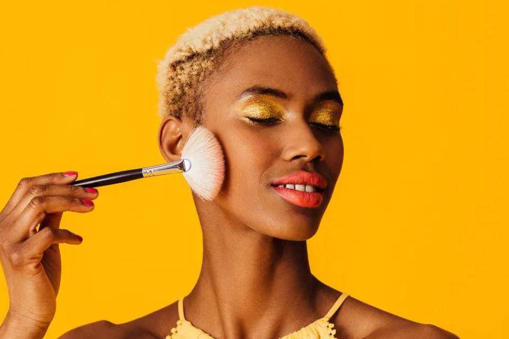 7 Rekomendasi Bedak Padat Lokal yang Bikin Kulit Tampak Flawless