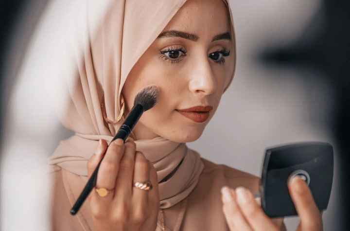 ilustrasi tips retouch makeup selesai salat