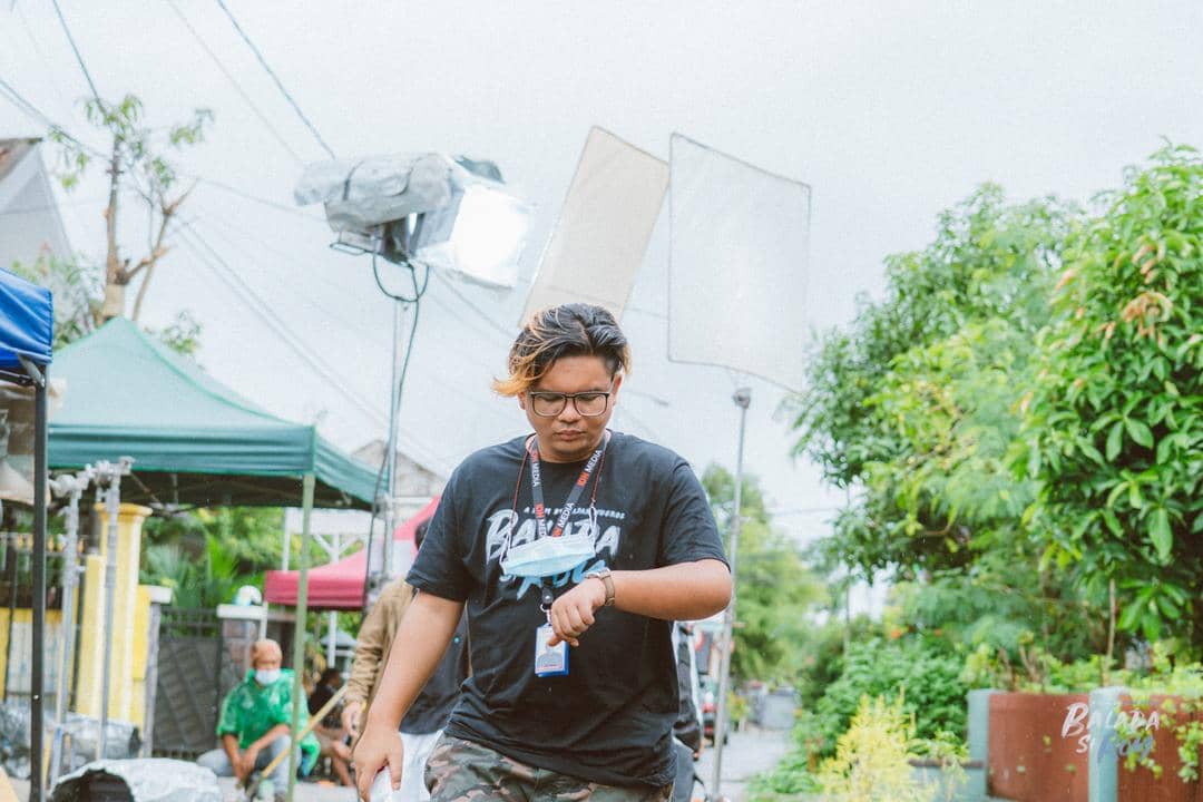 Fajar Nugros saat berada di lokasi syuting Balada Si Roy (Dok. IDN Pictures)