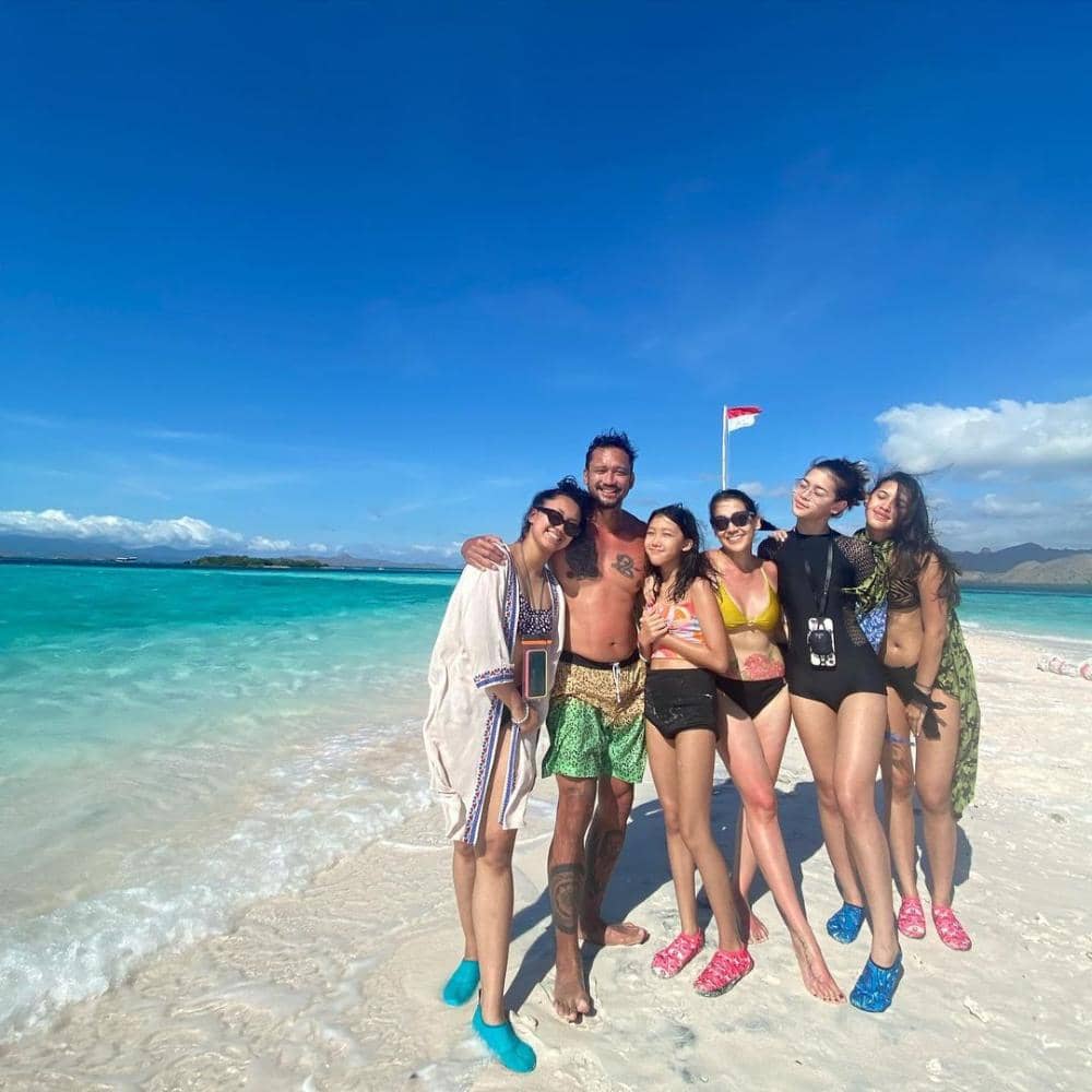 instagram.com/mieke_amalia