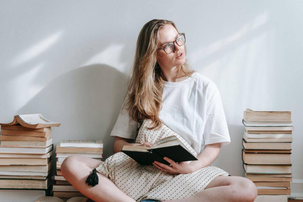 Introvert dan Extrovert: Ciri dan Perbedaan Tipe Kepribadian
