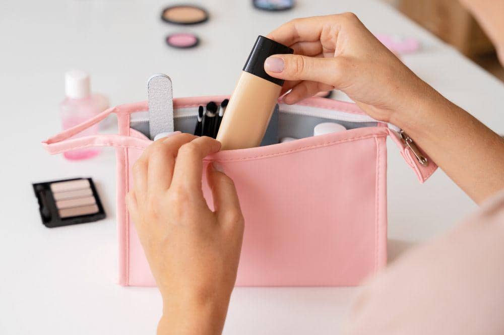 ilustrasi mengelompokkan alat makeup (freepik.com/freepik)