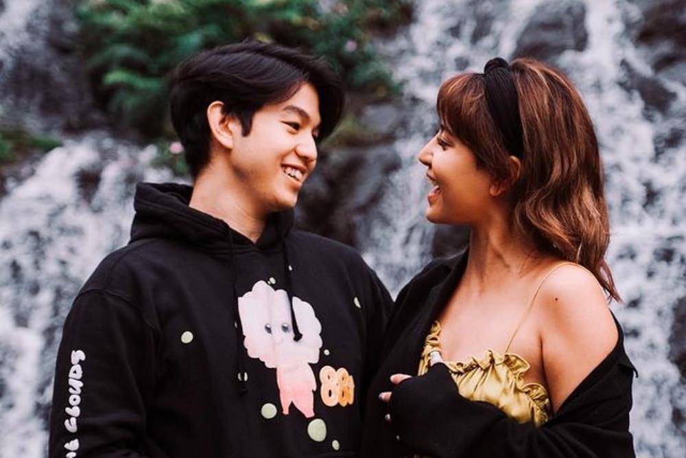 10 Potret Kedekatan Awkarin dan Jonathan Alden, Pacaran?