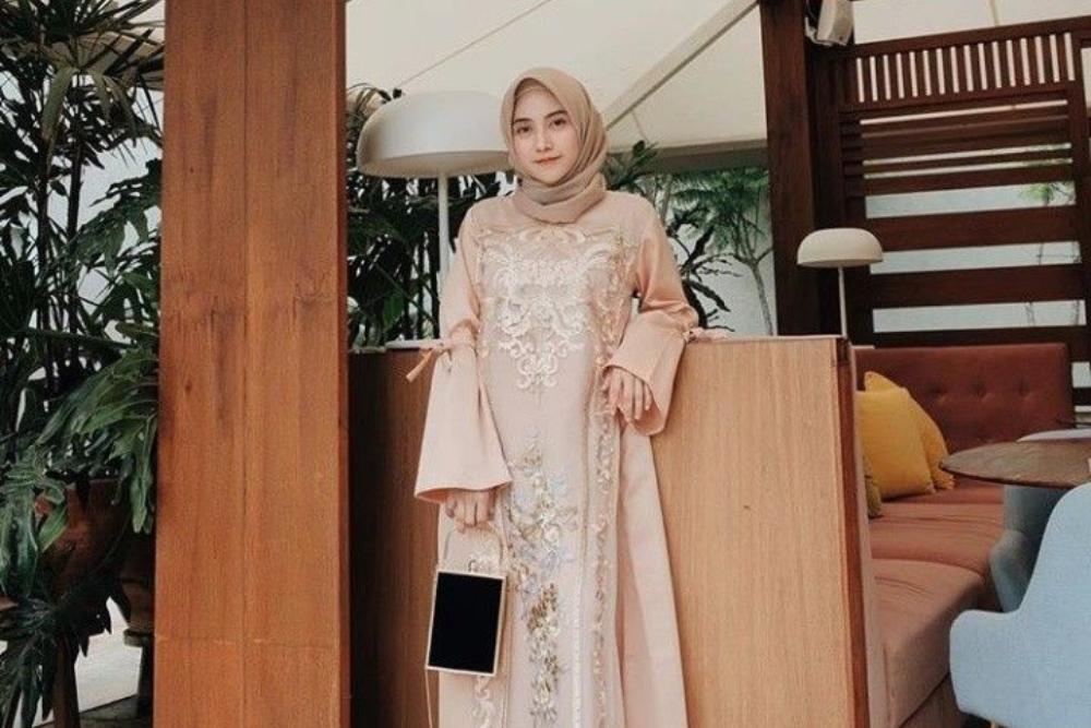 10 Model Gamis Brokat Lengan Lonceng, Cocok untuk Pesta!