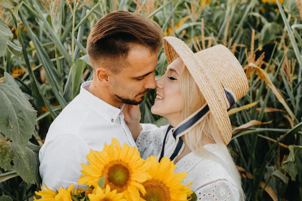 Suka PDA, Ini 5 Zodiak yang Paling Mungkin Ciuman di Depan Umum