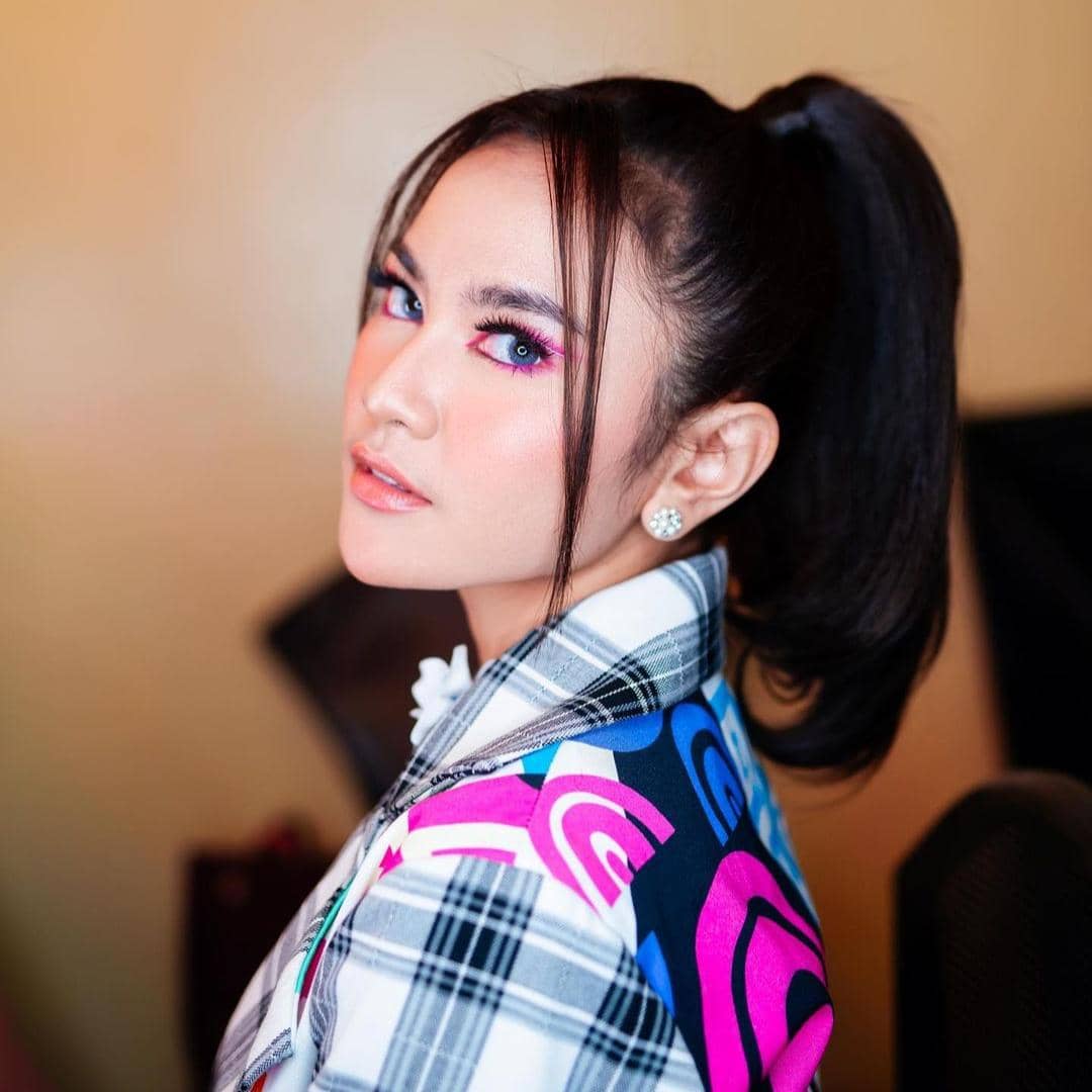 instagram.com/mahaliniraharja