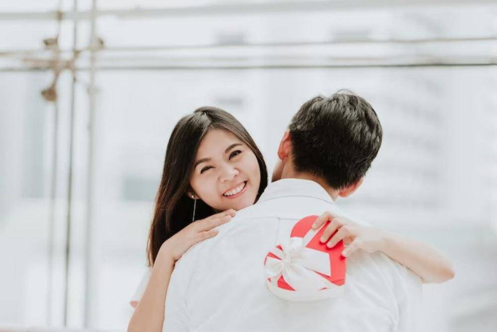 Mau Kirim Hadiah di Hari Valentine? Cari Tahu Bahasa Cintanya Dulu!