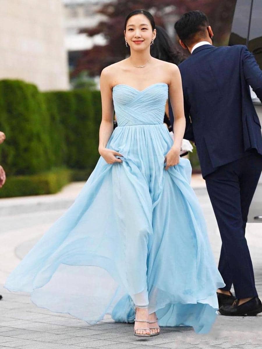 instagram.com/moniquelhuillier