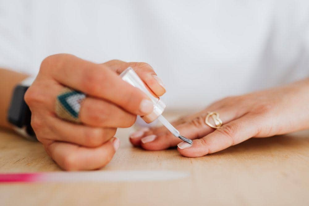 ilustrasi penggunaan nail polish (pexels.com/Karolina Grabowska)