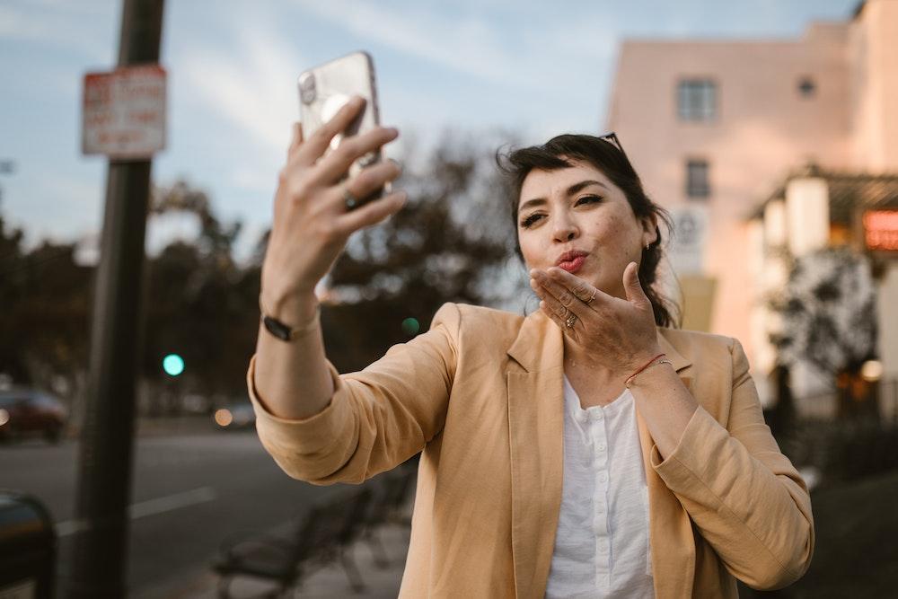 50 Gombalan Buat Pacar LDR, Tetap Mesra Meski Sedang Berjauhan