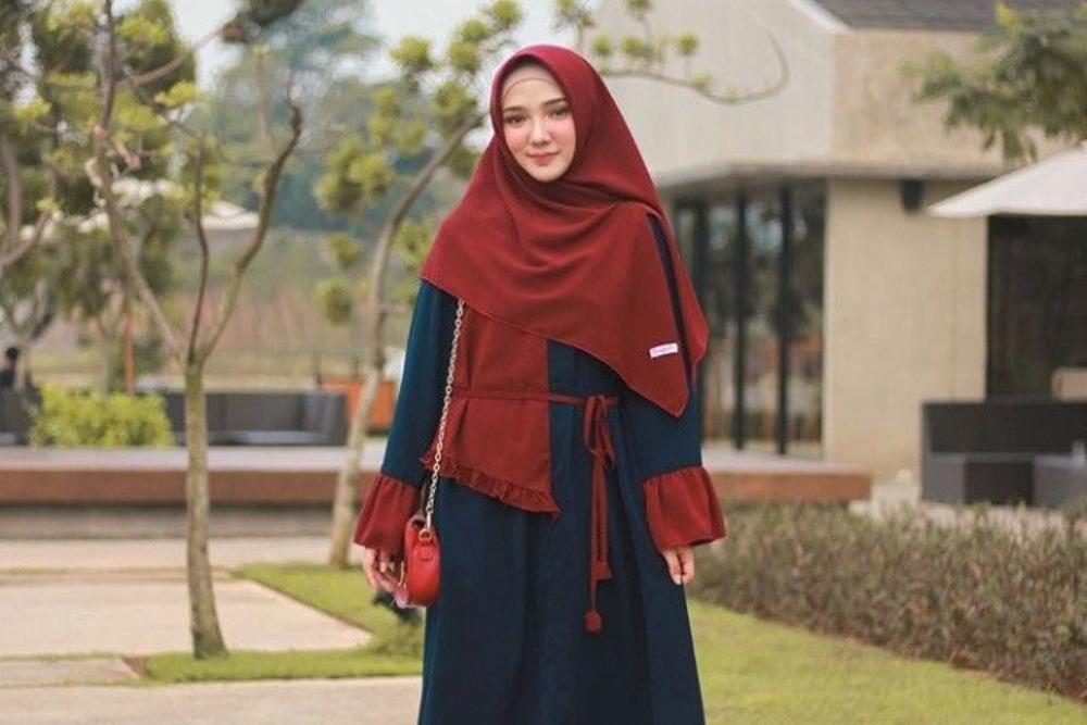 8 Model Gamis Polos Kombinasi 2 Warna Terbaru, Manis!
