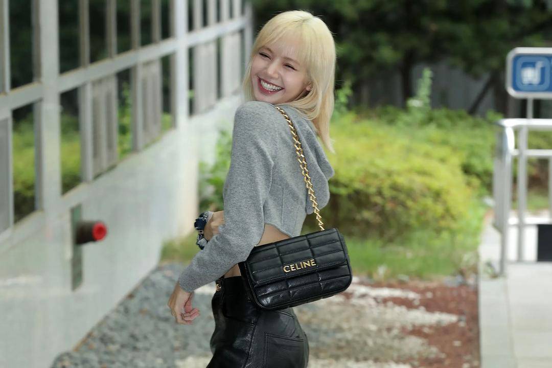 #YukKembaran: Gaya Hype Lisa Blackpink dan Tasnya!