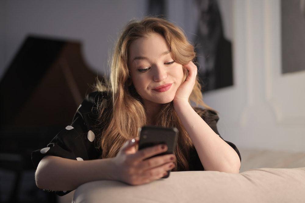 5 Zodiak yang Jago Merayu Lewat Chat, Bikin Nyaman!