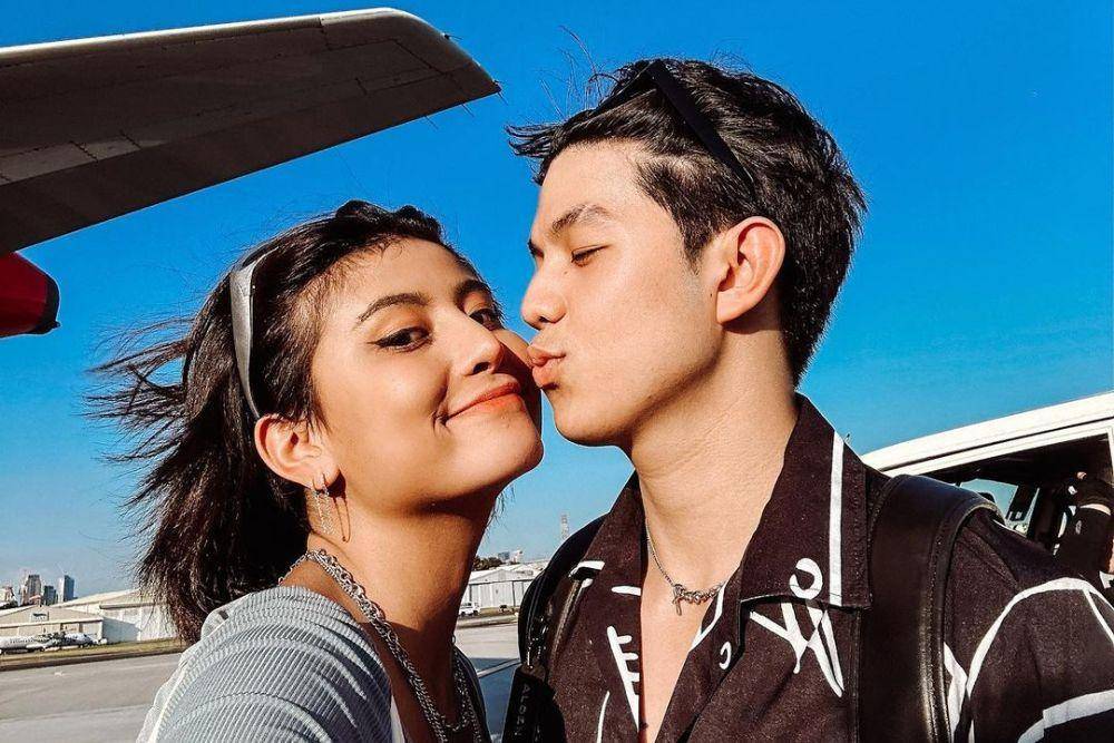 Kelewat Mesra, 10 Potret Liburan Awkarin dan Jonathan Alden