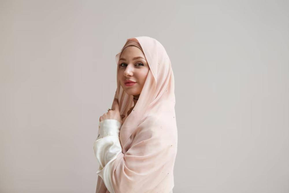 12 Tutorial Hijab Segi Empat Menutup Dada, Sopan dan Stylish