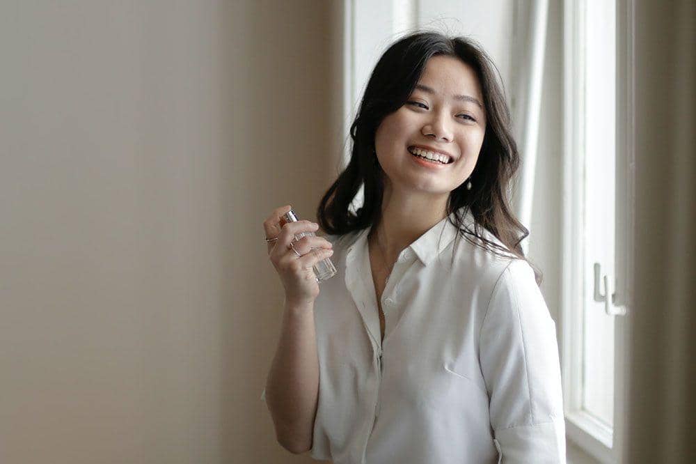 Ilustrasi memakai parfum (pexels.com/JESSICA TICOZZELLI)