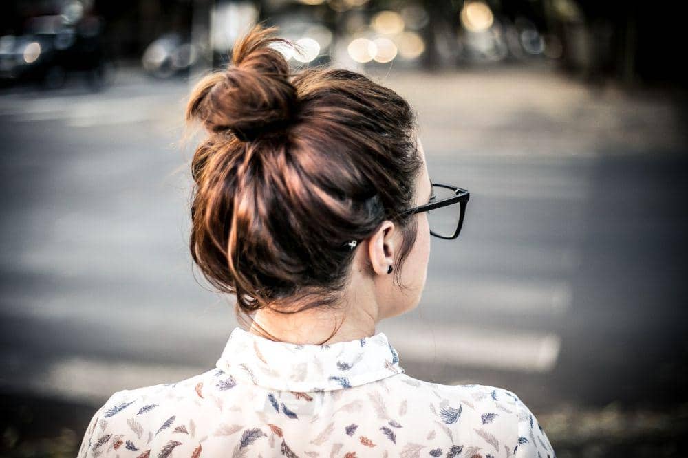 ilustrasi wanita dengan hair bun