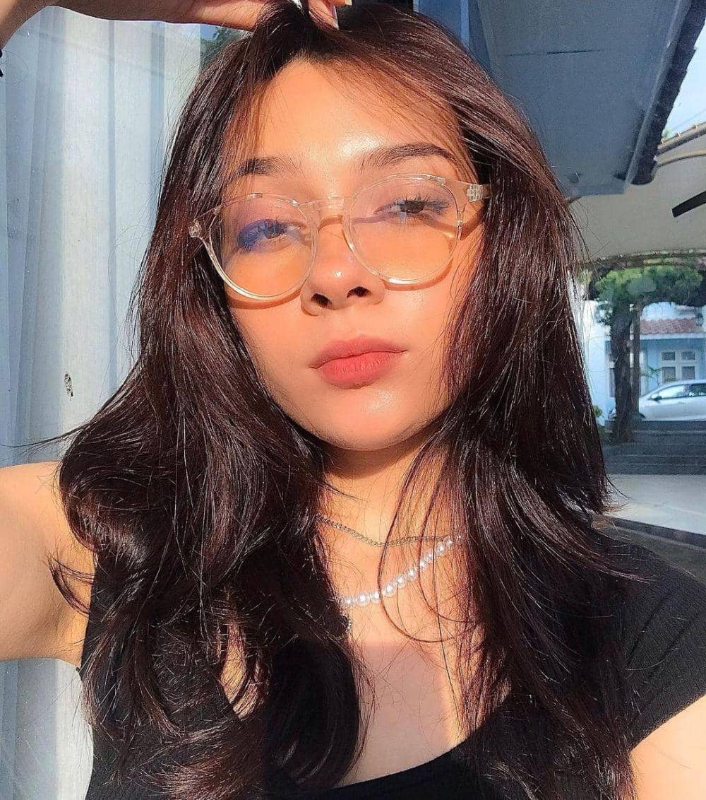 Potret manis Dosma hazenbosch memakai kacamata (instagram.com/doshzn)