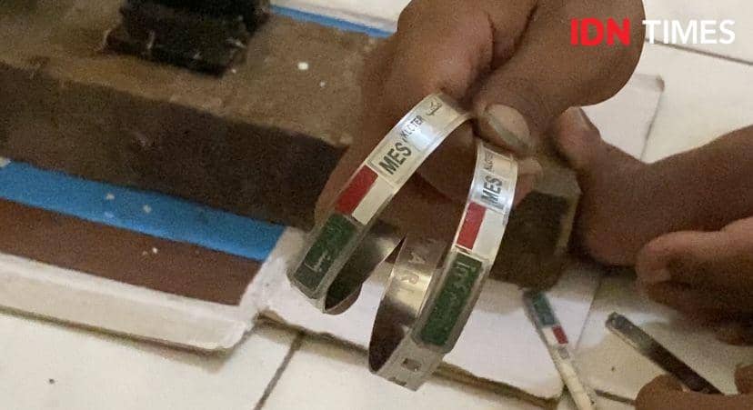 Nugroho pembuat gelang Haji (IDN Times/Indah Permata Sari)