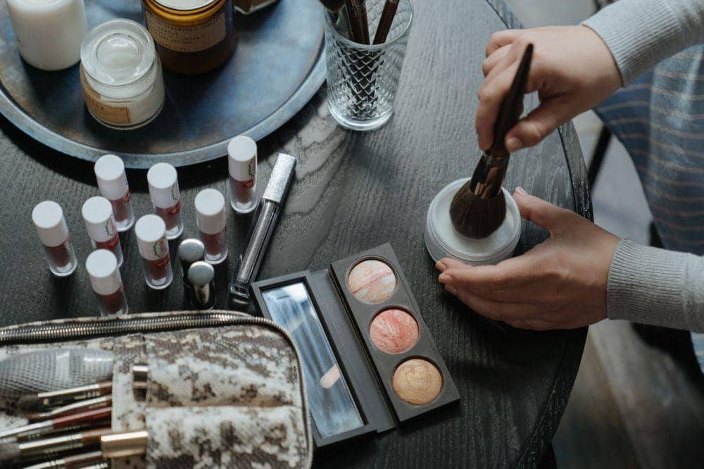 Bedak Tabur atau Bedak Padat, Mana yang Cocok untuk Makeup Sehari-hari?