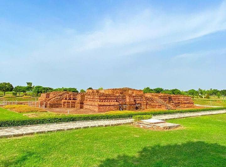 Instagram.com / esthermahanani