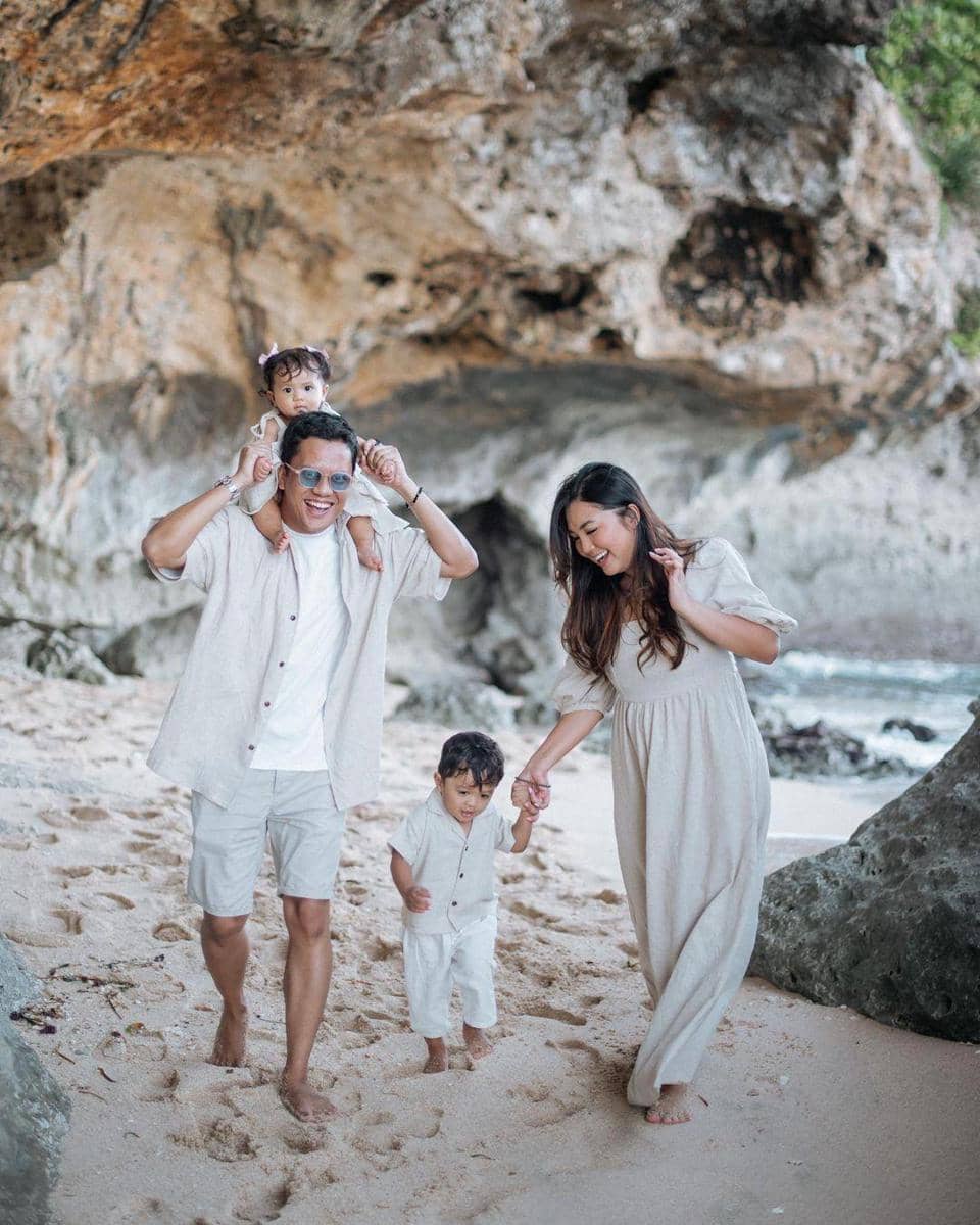 instagram.com/tiarapangestika