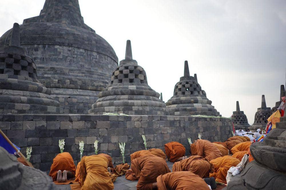 Suasana ibadah yang dilakukan umat Buddha pada perayaan Waisak di Candi Borobudur. (Dok. InJourney)