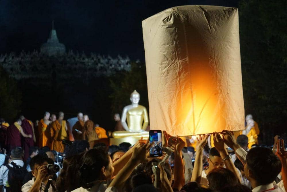 Ribuan lampion diterbangkan sebagai penutup peringatan Waisak 2567 BE Tahun 2023, di Candi Borobudur, Minggu (4/6/2023). (IDN Times/Herlambang Jati Kusumo)