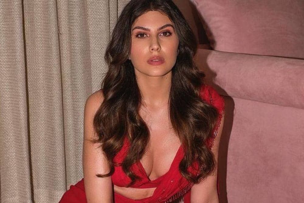 instagram.com/iamelnaaz