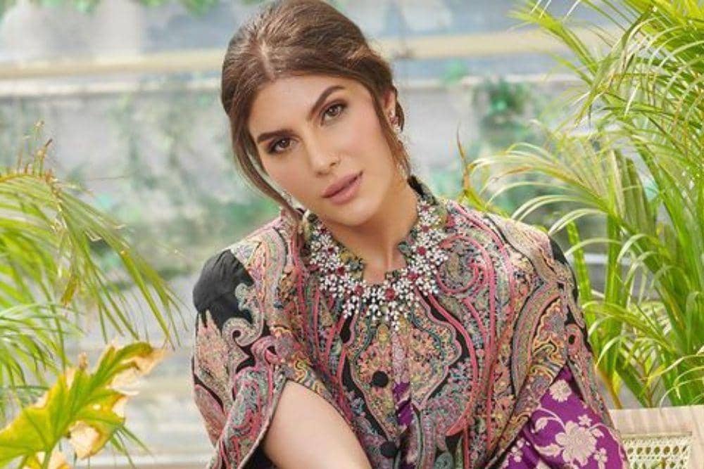 instagram.com/iamelnaaz