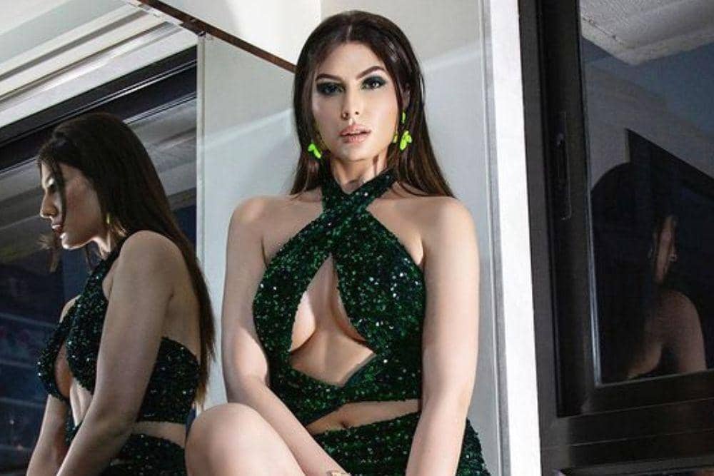 instagram.com/iamelnaaz