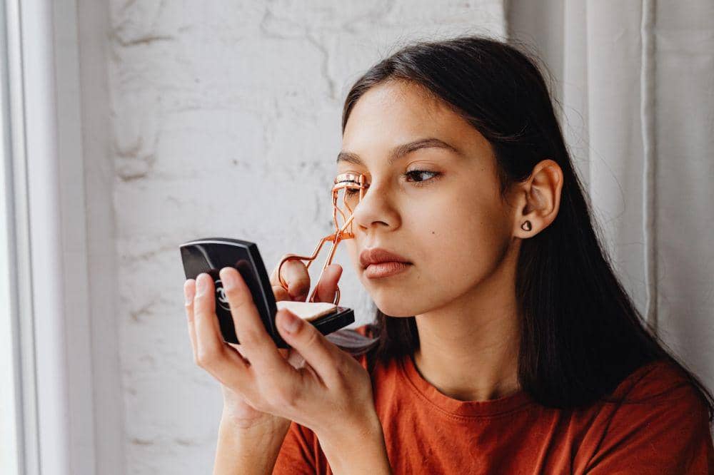 wanita menggunakan eyelash curler (pexels.com/Karolina Grabowska)