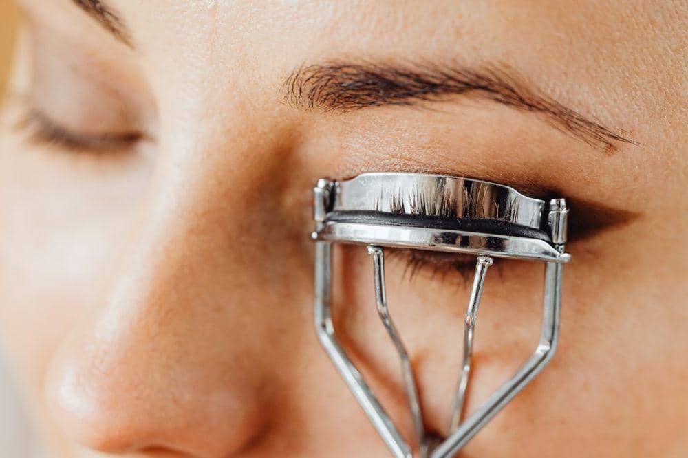 ilustrasi penggunaan eyelash curler (pexels.com/Karolina Grabowska)