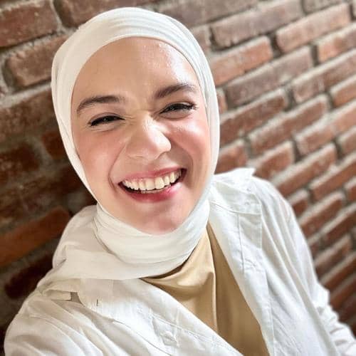 instagram.com/anneofficial1990