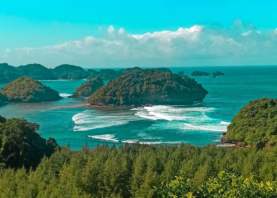Pantai Teluk Asmara: Lokasi, Harga Tiket, dan Daya Tariknya